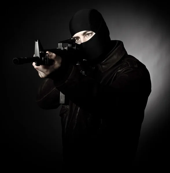 Verbrecher mit Gewehr — Stockfoto