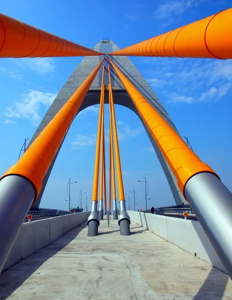 Schrägseilbrücke mit orangefarbenen Kabeln — Stockfoto