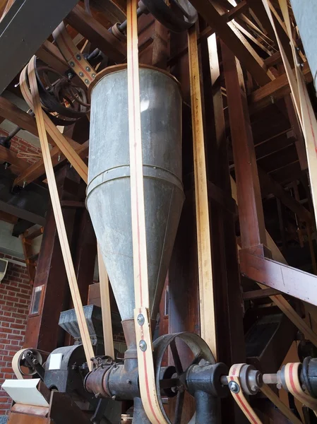Antika pirinç hulling makine — Stok fotoğraf