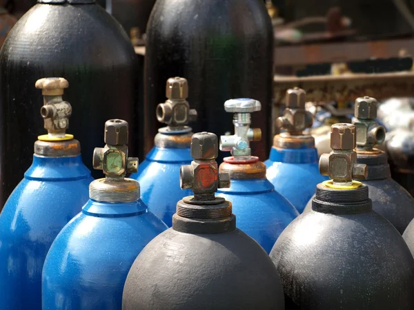 氧气和天然气气瓶 免版税图库图片