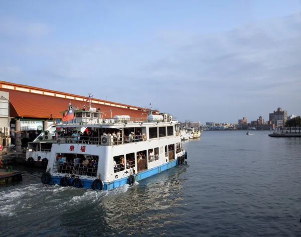 Kaohsiung Hafenfähre segelt zur Chijin Insel — Stockfoto