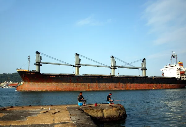 Kaohsiung port büyük yük gemisi bırakır — Stok fotoğraf