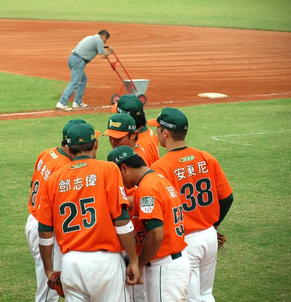 Hráči baseballu diskutovat o jejich hra — Stock fotografie
