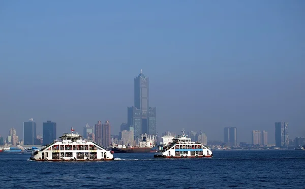 Bateau de ferry du port de Kaohsiung sur le chemin de l'île de Chijin — Photo