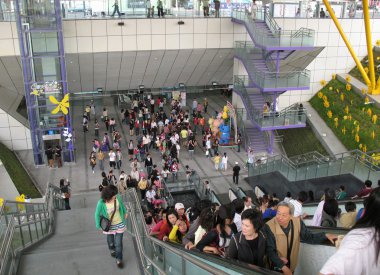 Metro İstasyonu çıkışı