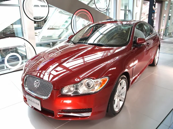Новый роскошный автомобиль Jaguar на дисплее — стоковое фото