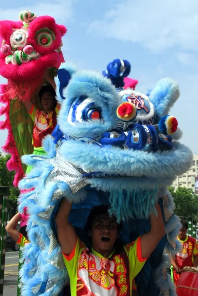 Danseurs de lion chinois dans la ville de Kaohsiung, au sud de Taiwan — Photo