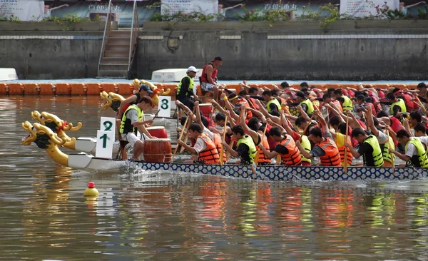 Dragon Boat Corre sul fiume Love a Taiwan — Foto Stock