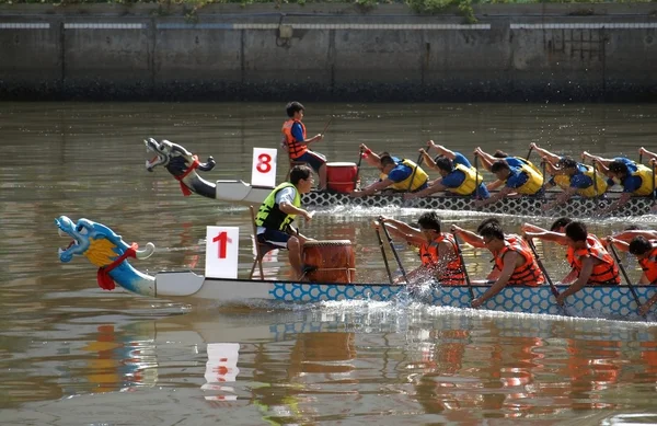 Závody dračích lodí na řece lásky v Tchaj-wanu — Stock fotografie