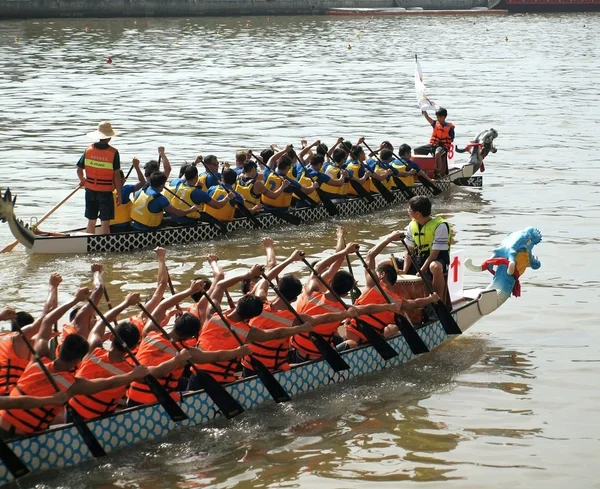 Drachenbootrennen auf dem Love River in Taiwan — Stockfoto