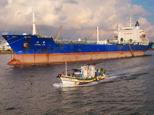 Grote oiltanker en chinese vissersboot — Stockfoto