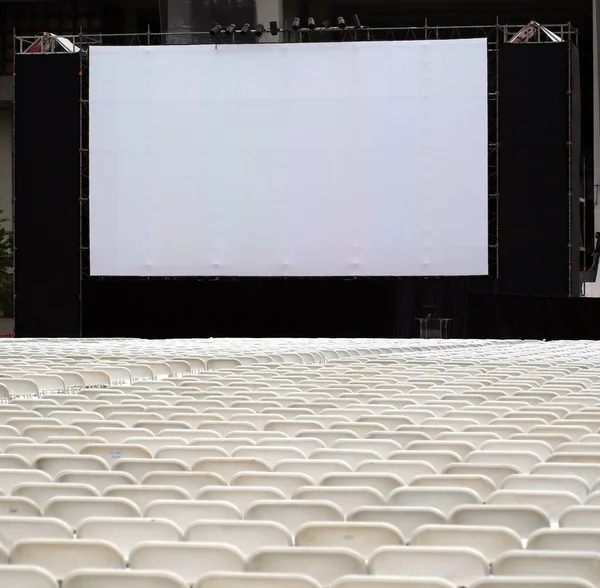 Ecran mare în aer liber și scaune — Fotografie, imagine de stoc