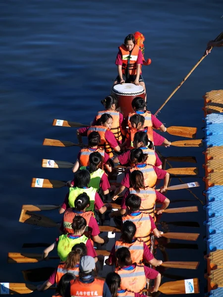 Dragonboat tým na startovní čáru — Stock fotografie