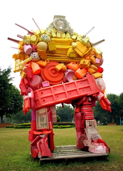 Skulptur häck från avfall plastprodukter — Stockfoto