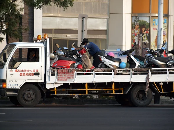 Polis yasadışı park edilmiş scooter işaretini kaldırın. — Stok fotoğraf