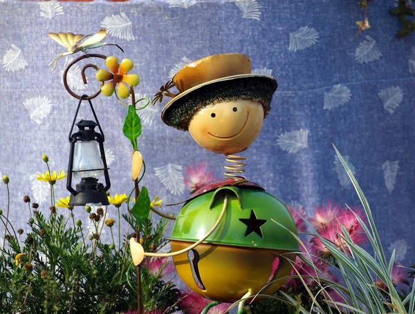 Söt trädgård lantern figur — Stockfoto