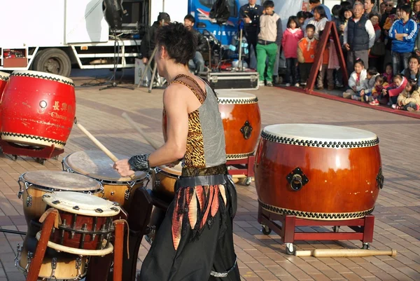 Japonští bubeníci provádět v Kao-siung, Tchaj-wan — Stock fotografie
