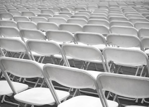 Moře bílé plastové židle — Stock fotografie