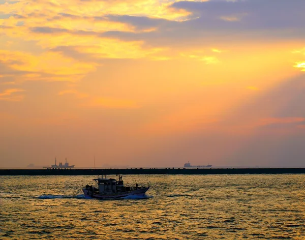 Рыбалка Лодка Листья на закате — стоковое фото