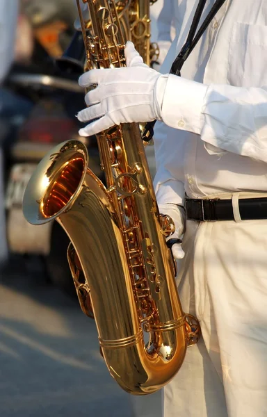 Sassofonista con guanti bianchi — Foto Stock