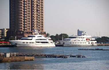 Kaohsiung'ın gerçek ışık rıhtımda demirli Mega Yatlar