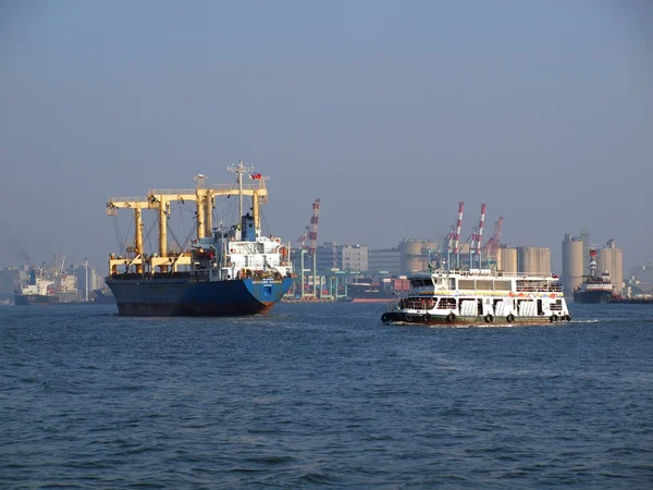 Inquinamento atmosferico pesante nel porto di Kaohsiung — Foto Stock