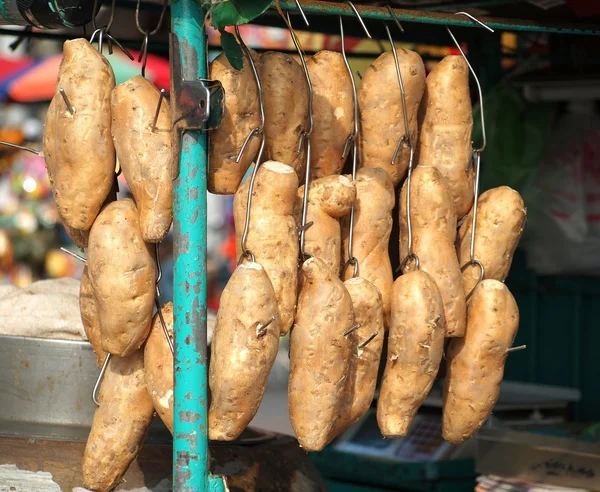 Сушка солодкої картоплі на сонці — стокове фото