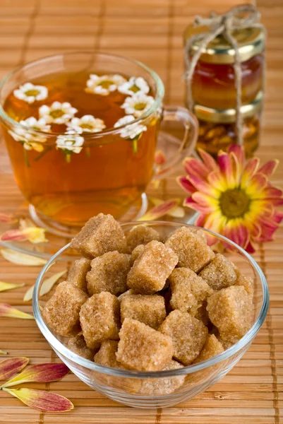 Açúcar mascavo de cana e chá de ervas — Fotografia de Stock
