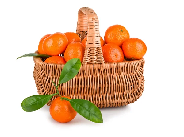 Ripe tangerines with leaves in basket — Stock Photo, Image