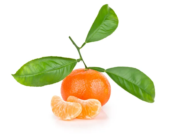 Ripe tangerine with leaves — Stock Photo, Image