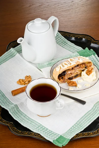 Apple strudel with tea — Stock Photo, Image