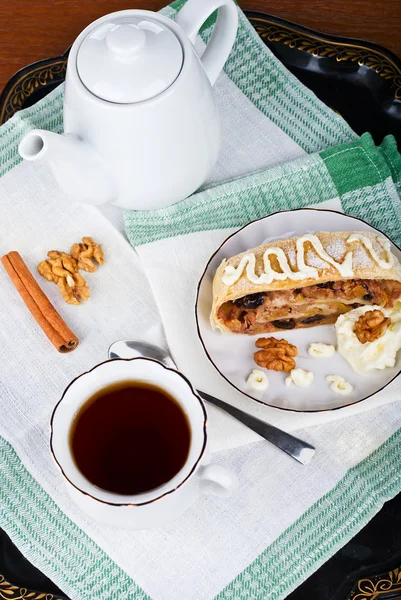 Çay ile Apple strudel — Stok fotoğraf