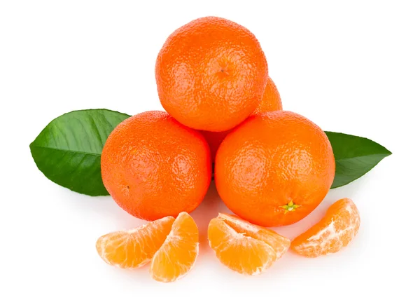 Reife Mandarinen mit Blättern — Stockfoto