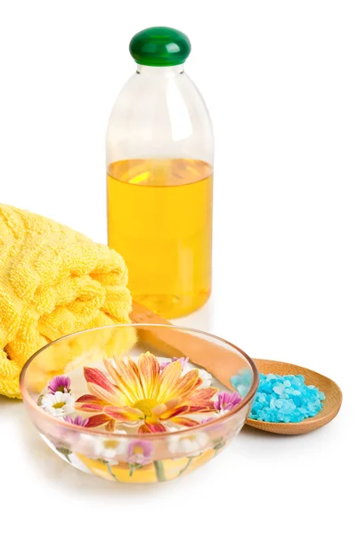Ręcznik, sól do kąpieli niebieski i kwiaty w misce — Zdjęcie stockowe