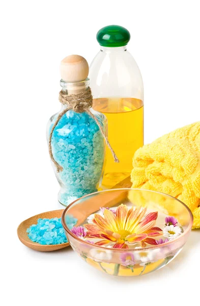 Handtuch, blaues Badesalz und Blumen in Schale — Stockfoto