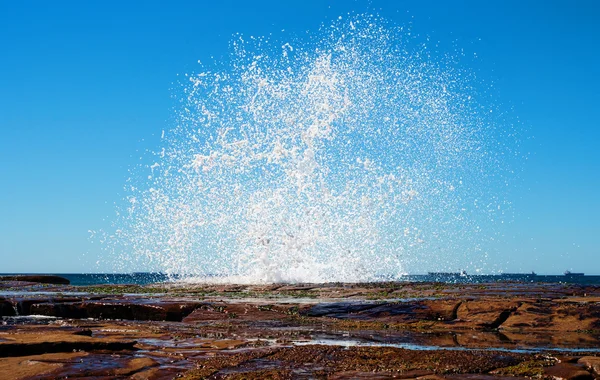 Big splash waves hitting rocks — Stock Photo, Image