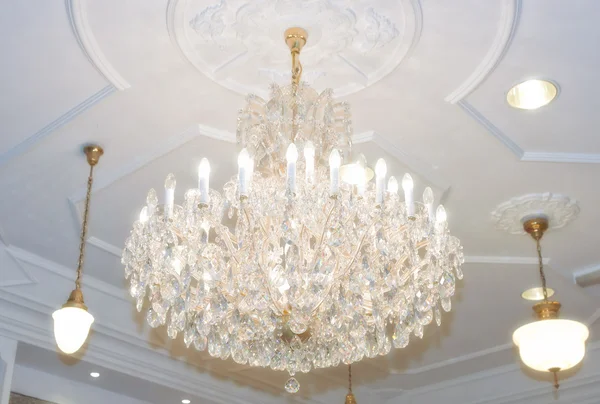 Chandelier hanging from ceiling — Stock Photo, Image