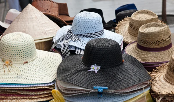 Шляпы для продажи на рынке — стоковое фото