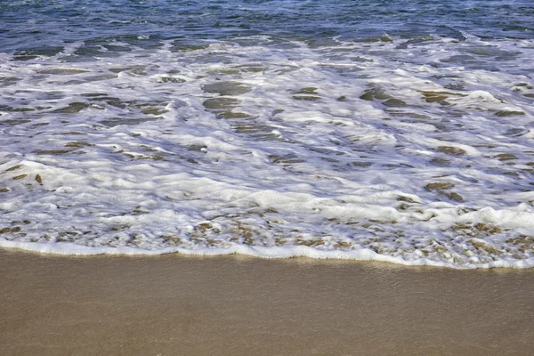 Хвилі на піску на бонді — стокове фото