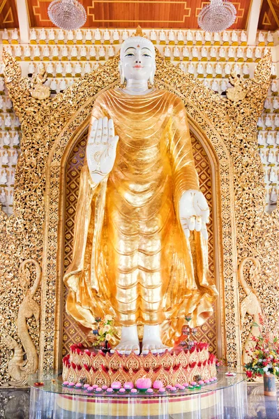 Статуя в буддийском храме — стоковое фото
