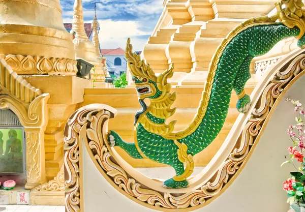 Dragon statue in budhist temple — Stock Photo, Image