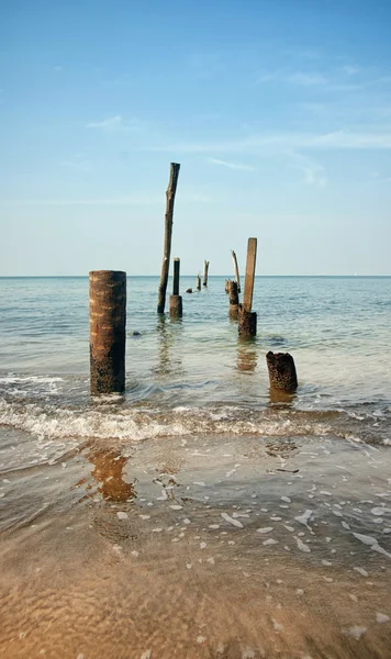 Παλιά Εκρέουσες πυλώνες στη θάλασσα — Φωτογραφία Αρχείου