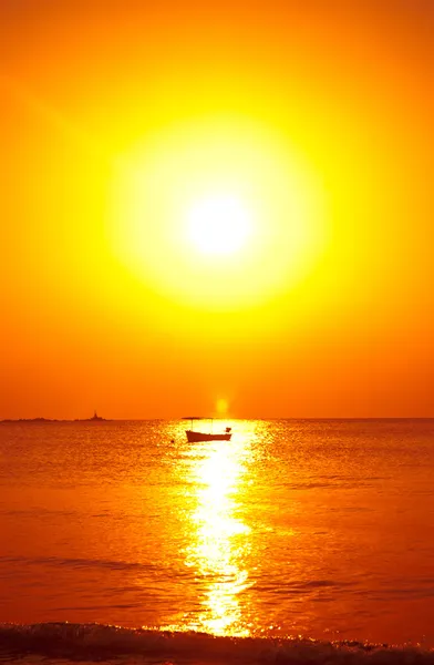 Ilha tropical pôr do sol barco — Fotografia de Stock