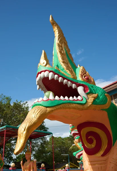 Estátua de dragão no templo budista — Fotografia de Stock