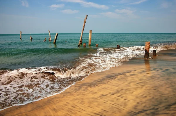 Vieilles jetées piliers en mer — Photo