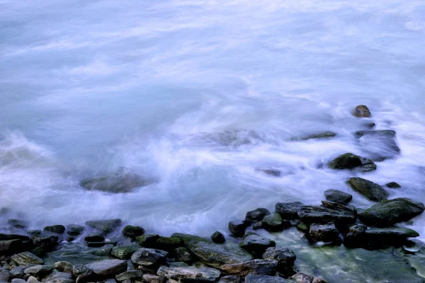 Oceanu fale linii brzegowej — Zdjęcie stockowe