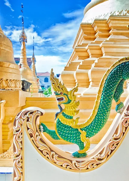 Estatua de dragón en templo budista — Foto de Stock