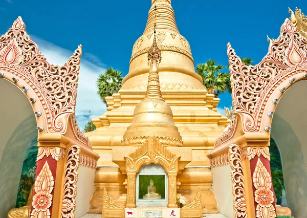 Golden buddhist temple — Stock Photo, Image