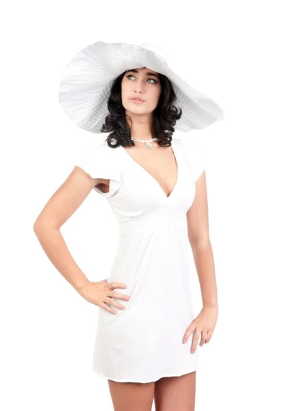 Fiatal nő fehér ruhában és kalapban — Stock Fotó