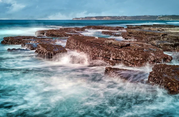 Fale na skały na brzegu — Zdjęcie stockowe
